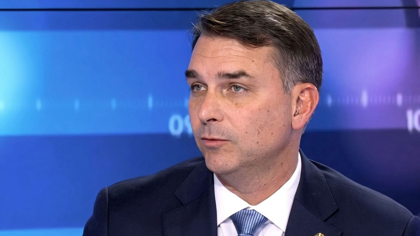 Flávio Bolsonaro defende PIX como sistema brasileiro e critica descontrole de gastos do governo Lula