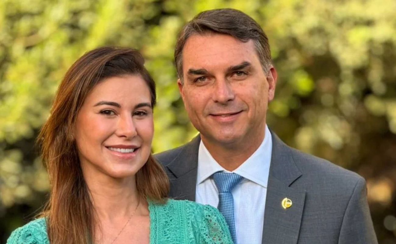 Flávio Bolsonaro, esposa e filhas visitam Bolsonaro