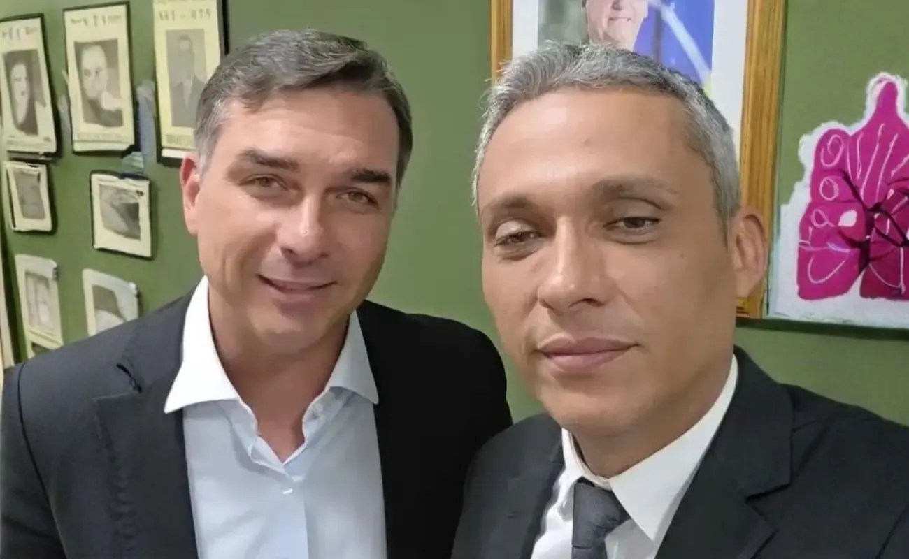 Flávio Bolsonaro faz vídeo chamada a Gustavo Mayer após cirurgia