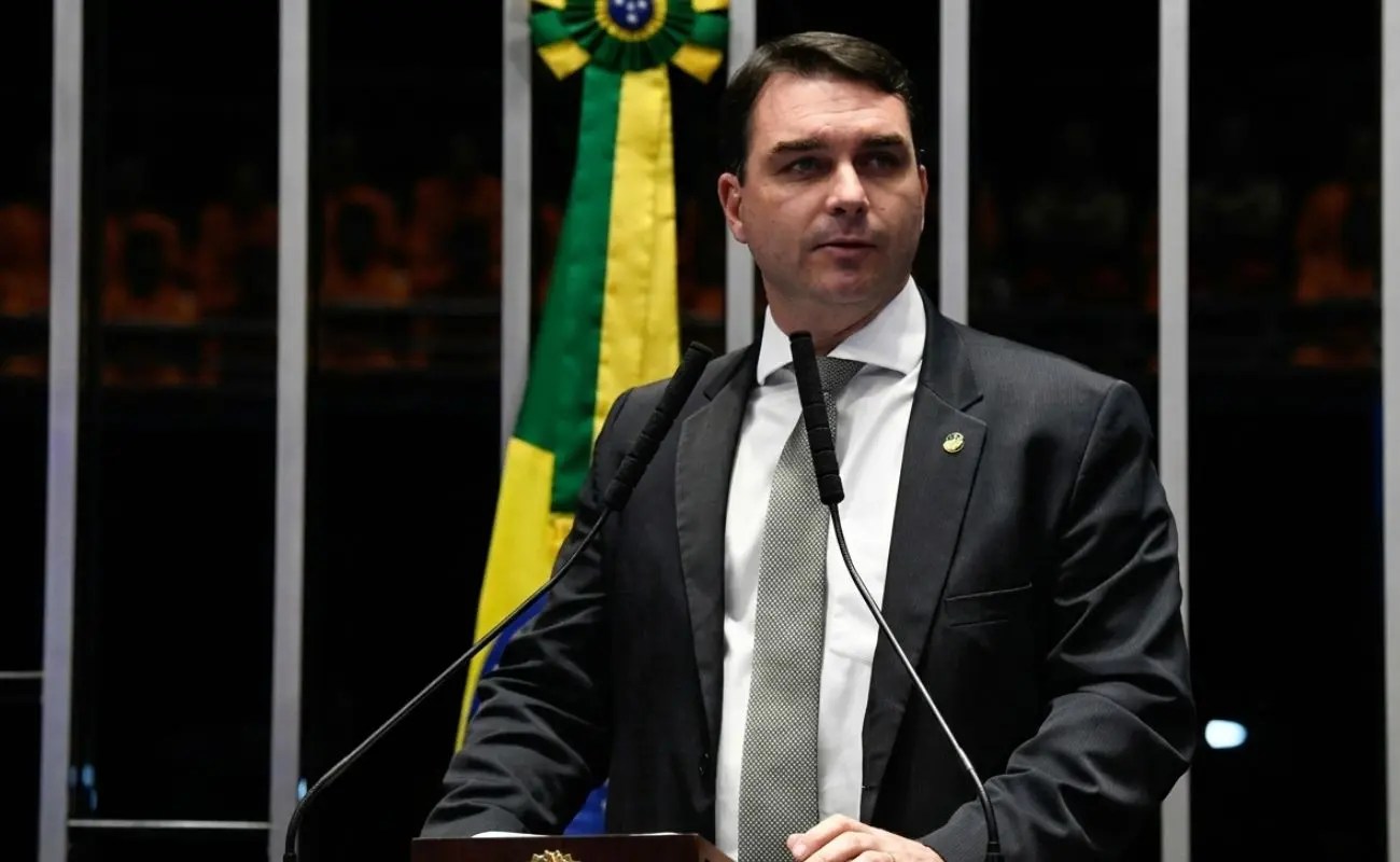 Flávio Bolsonaro questiona aval da ANP para expansão de empresa investigada por elo com o PCC