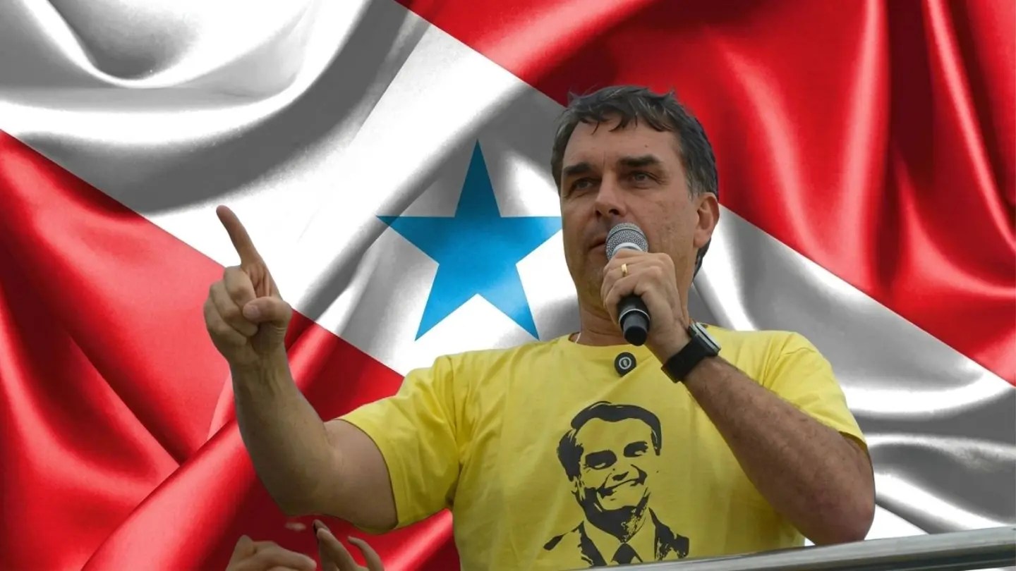 Flávio Bolsonaro veste camisa com frase A Amazônia é nossa em agenda no Pará