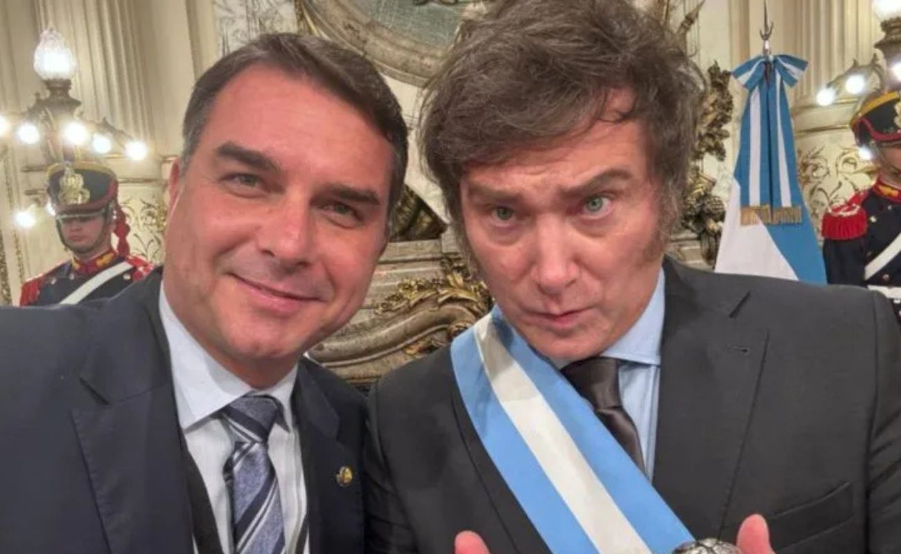 Flávio Bolsonaro viaja à Argentina, elogia gestão de Milei e faz duro alerta contra Lula