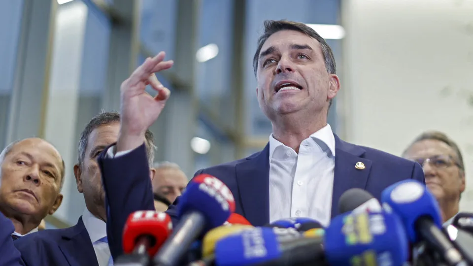 Flávio afirma que Pix é do Bolsonaro apesar de ex-presidente ter dito desconhecer a medida em 2020