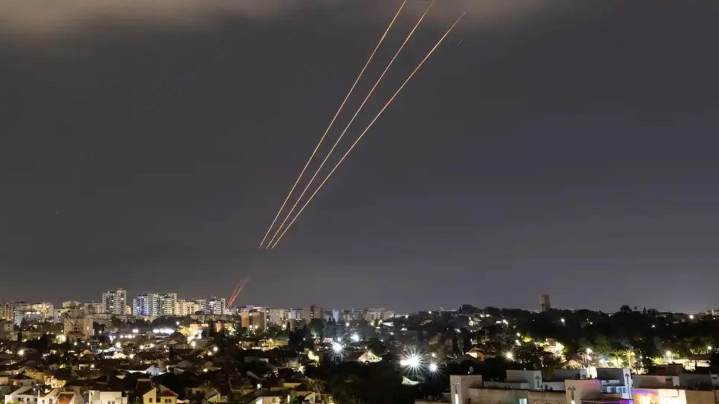 Israel realiza grande ataque a sistemas de defesa antiaérea do Irã e mira lançadores de mísseis