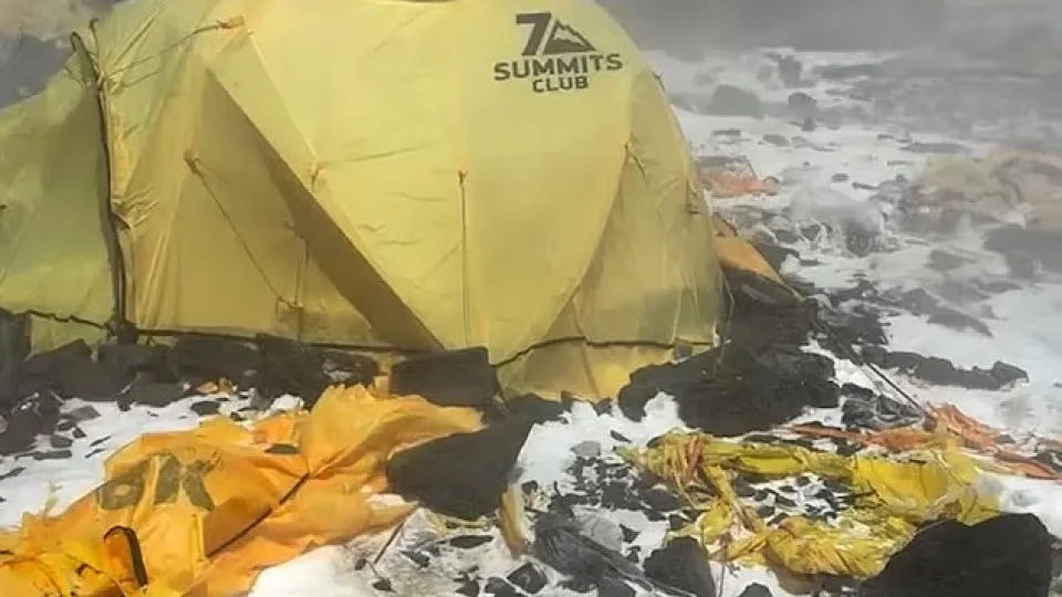 “Lixeira mais alta do mundo”: vídeo expõe lixo acumulado no Monte Everest