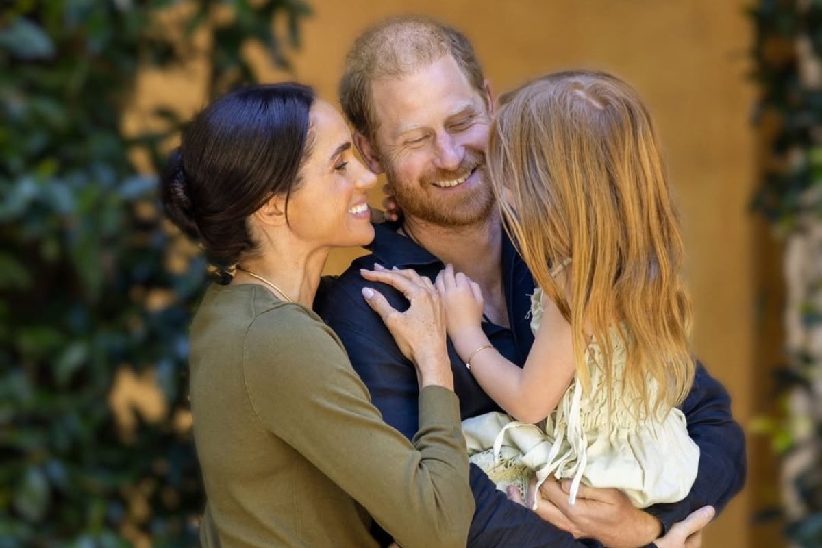 Meghan Markle e Príncipe Harry surgem em registro raro com a filha