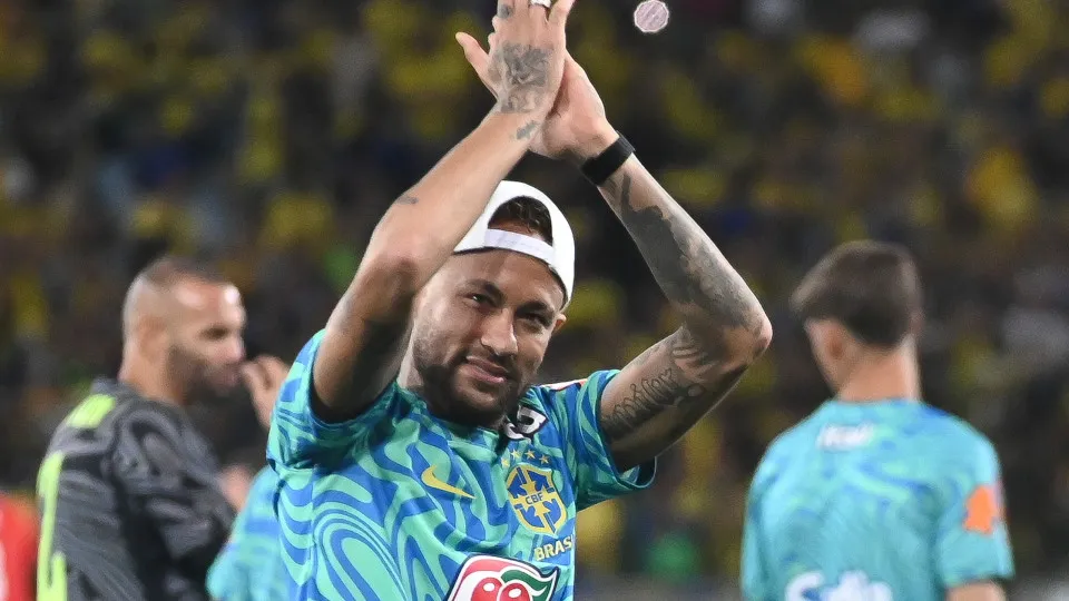 Neymar fica de fora de amistoso contra o Egito para seguir tratamento