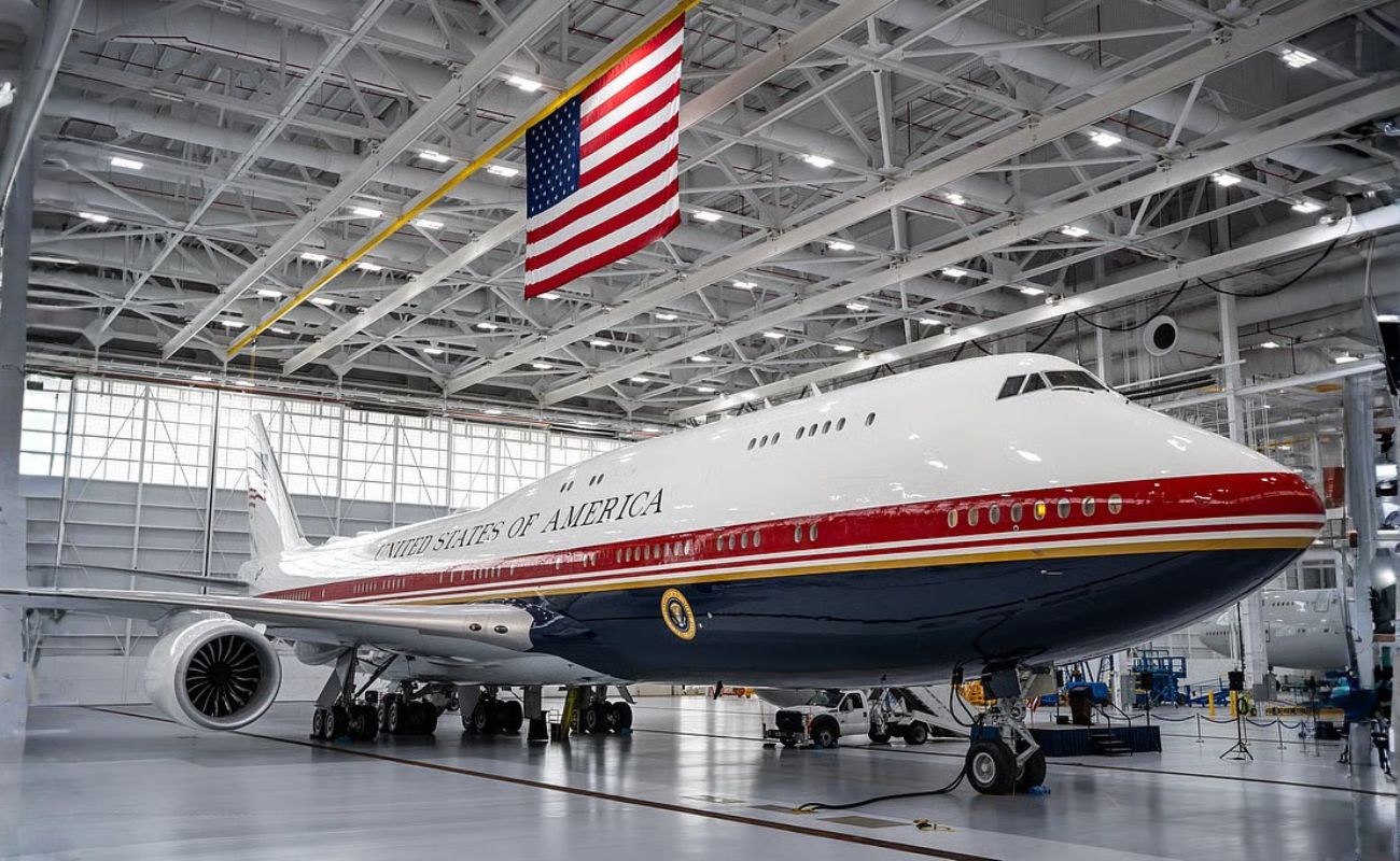 Novo Air Force One presenteado pelo Catar chega aos EUA e é apresentado por Trump