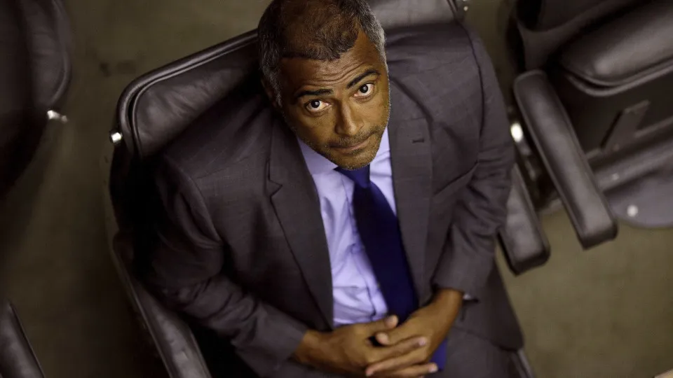 Romário diz que devolverá salário ao Senado e que não pediu licença para votar pelo fim da 6×1