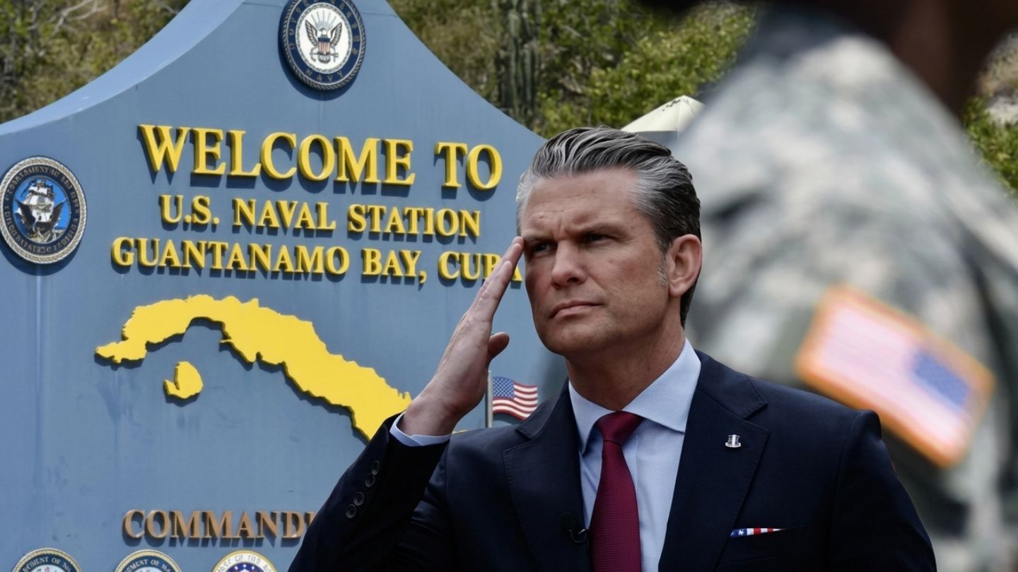 Secretário de Guerra dos EUA Pete Hegseth chega à base de Guantánamo em meio a tensões com Cuba