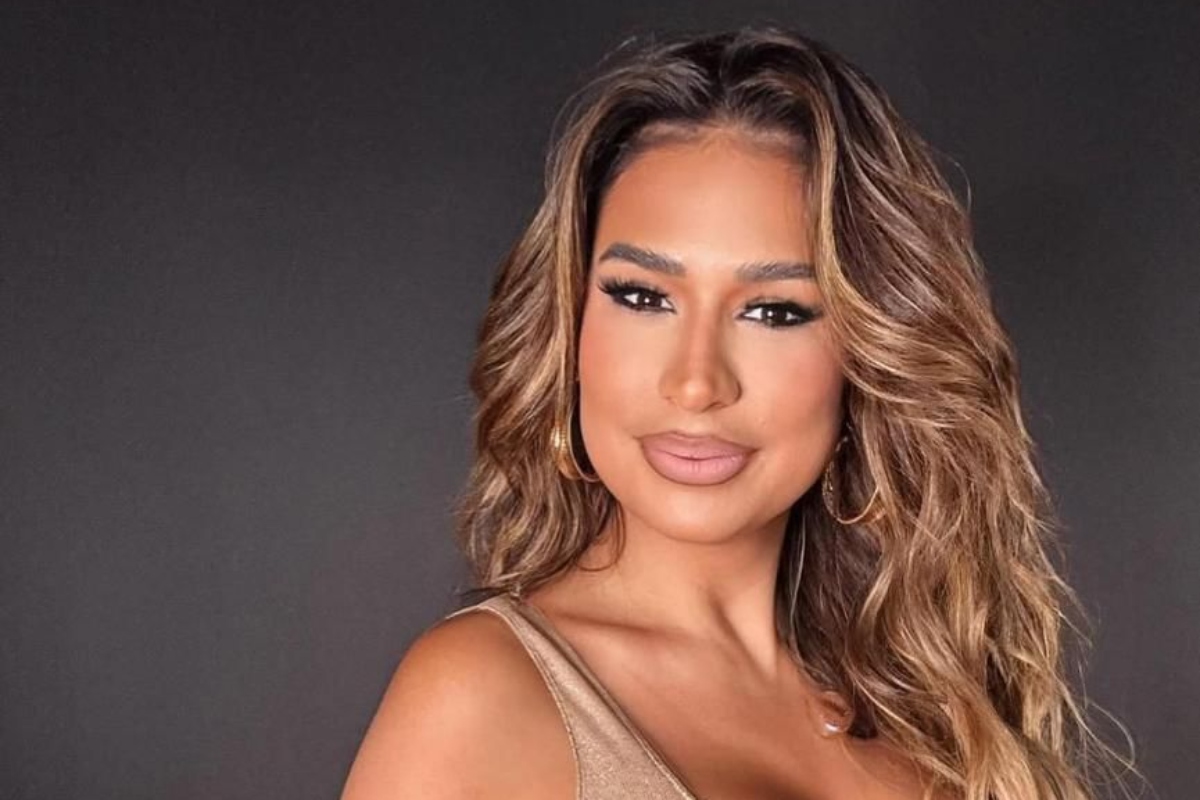 Simone Mendes interrompe show e revela estar com dor de barriga
