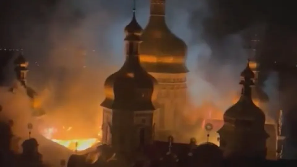 ‘Um dos locais cristãos mais sagrados em chamas’ após ataque russo a Kyiv