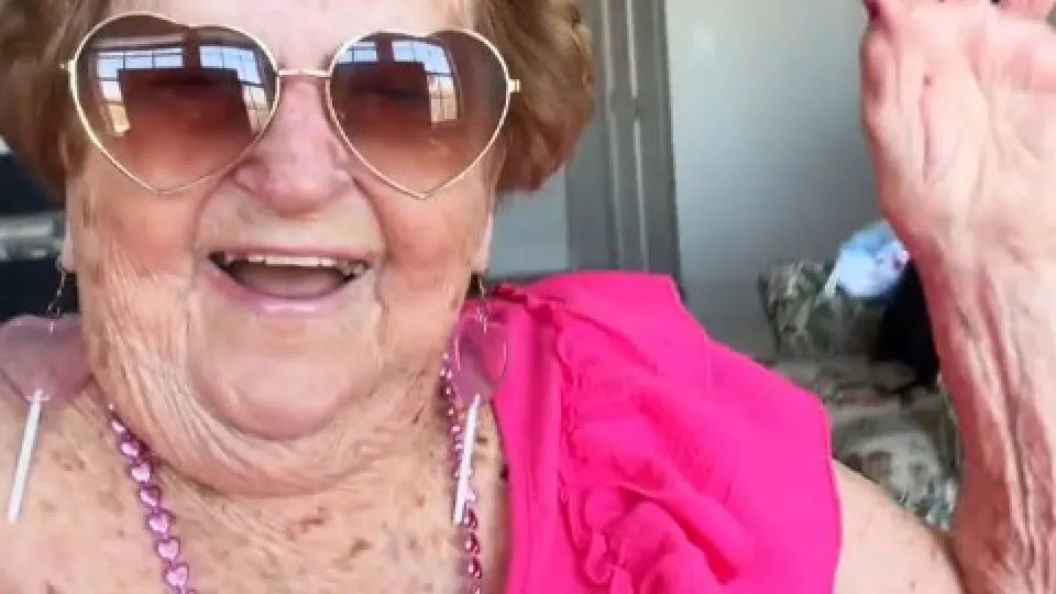 Asilo ameaça expulsar influencer de 96 anos devido a festas “agitadas”