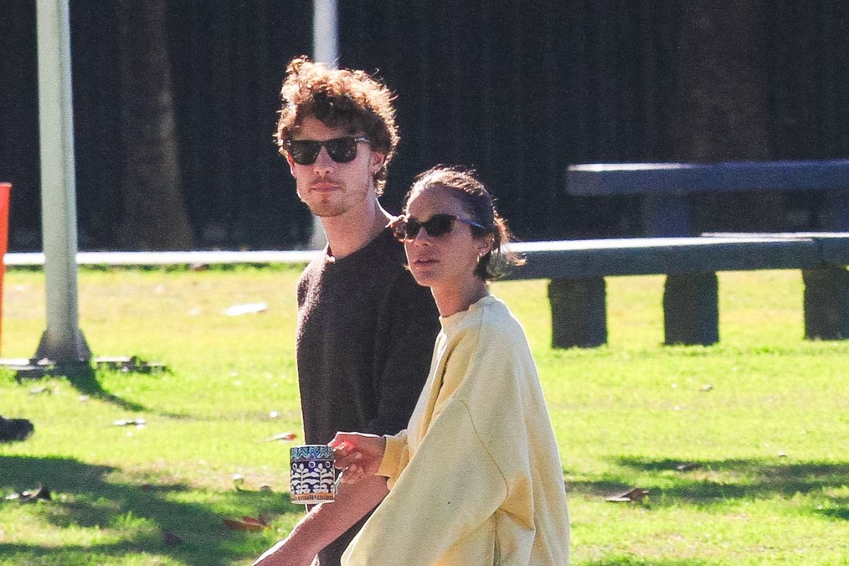 Bruna Marquezine e Shawn Mendes esbanjam sorrisos durante passeio
