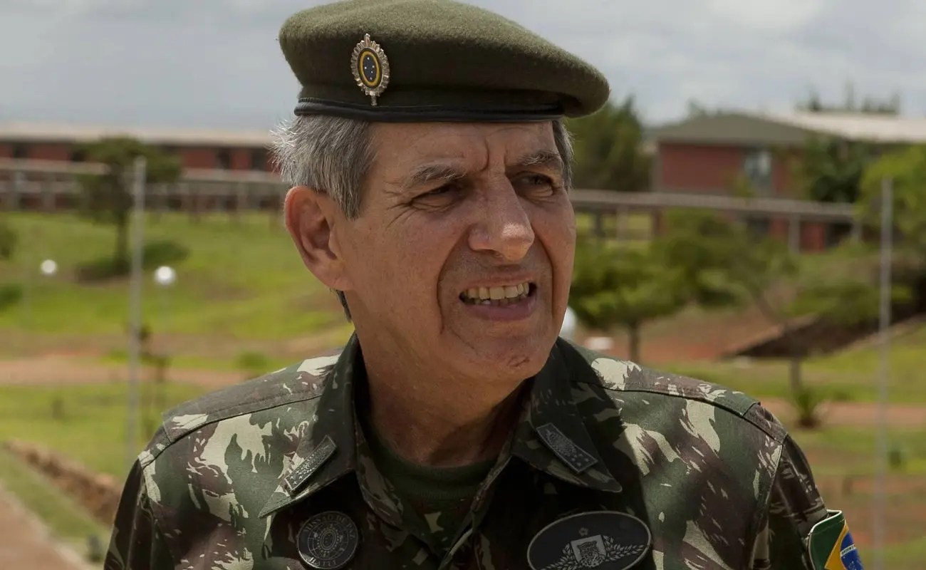 Carlos Bolsonaro faz homenagem ao general Augusto Heleno