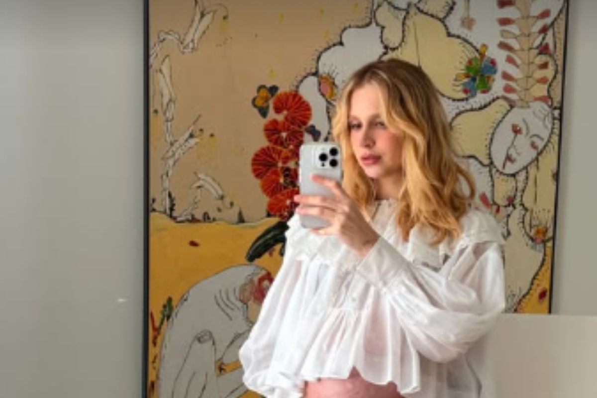 Isa Scherer posa nua e exibe barrigão da gravidez: ‘Será que tem mais um bebê?’