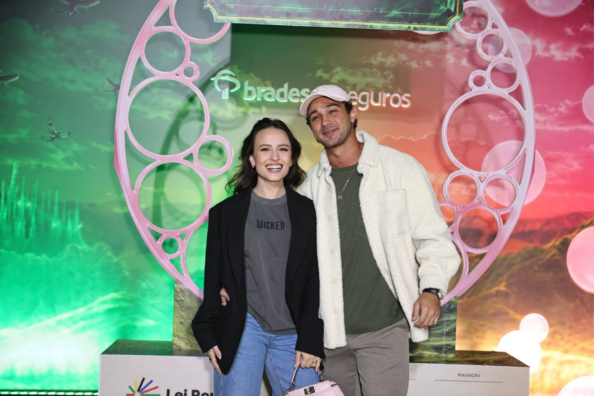 Larissa Manoela e André Luiz Frambach curtem estreia vip de Wicked no Rio de Janeiro