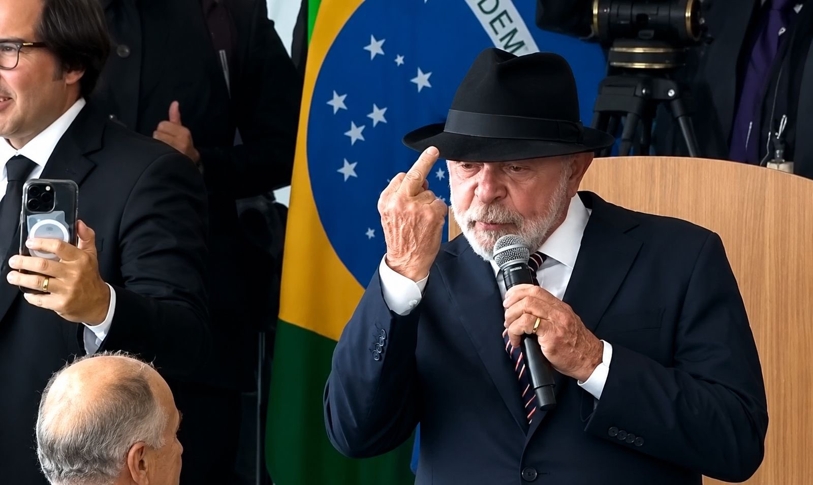 Lula faz gesto com dedo do meio em evento no Planalto