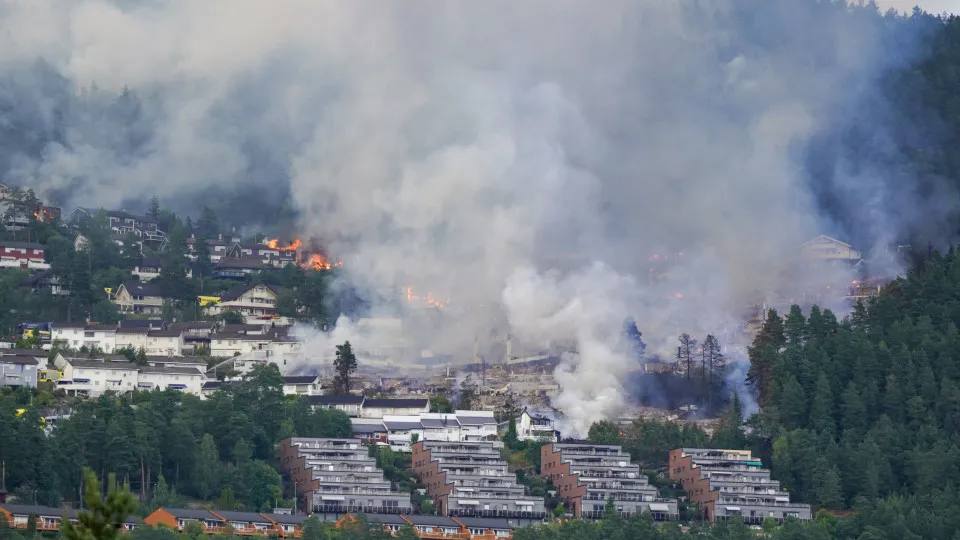 Mais de 100 casas “totalmente destruídas” em incêndio na Noruega