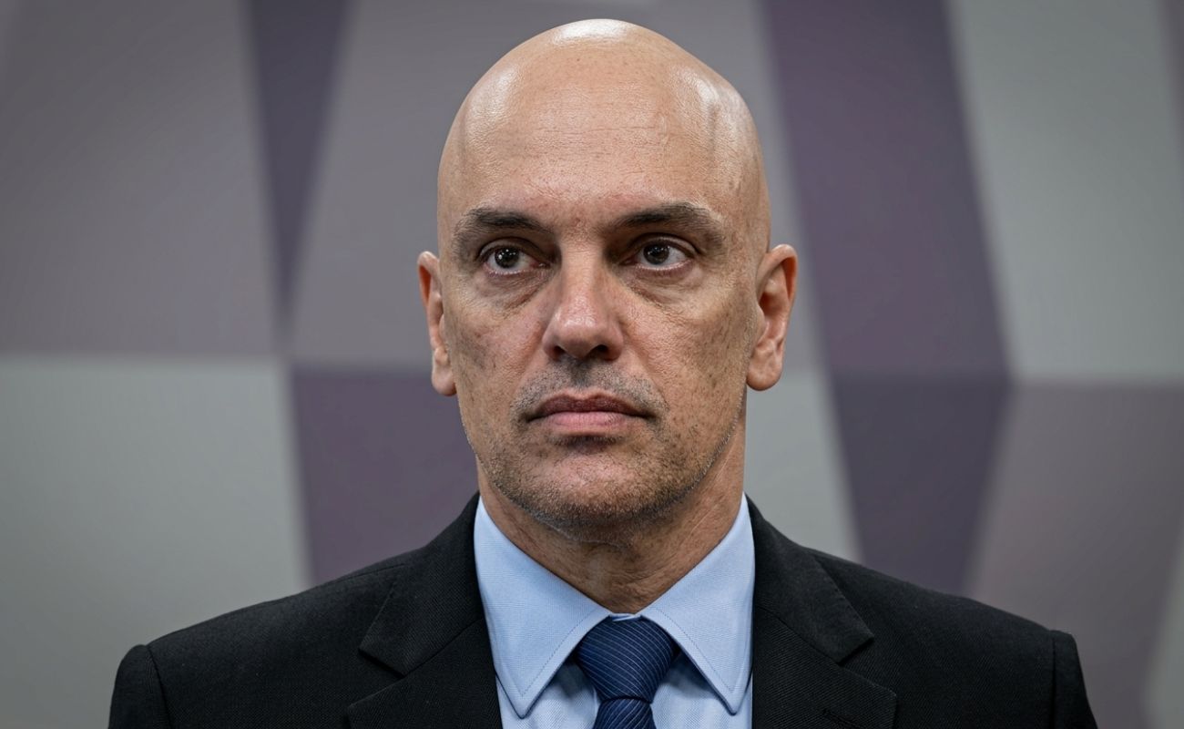 Moraes classifica Flávio Bolsonaro como reincidente no descumprimento de ordens judiciais