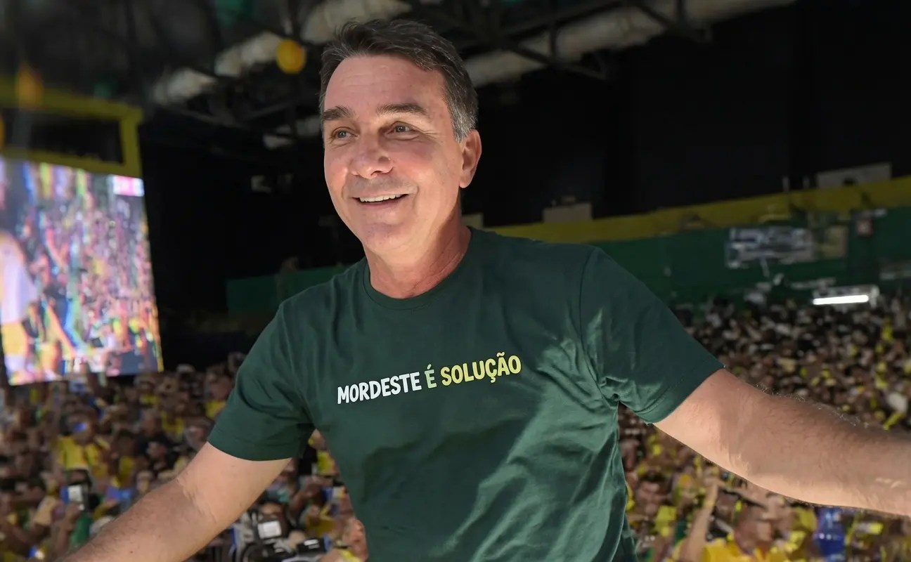 Pesquisas apontam Flávio Bolsonaro como principal adversário de Lula na direita