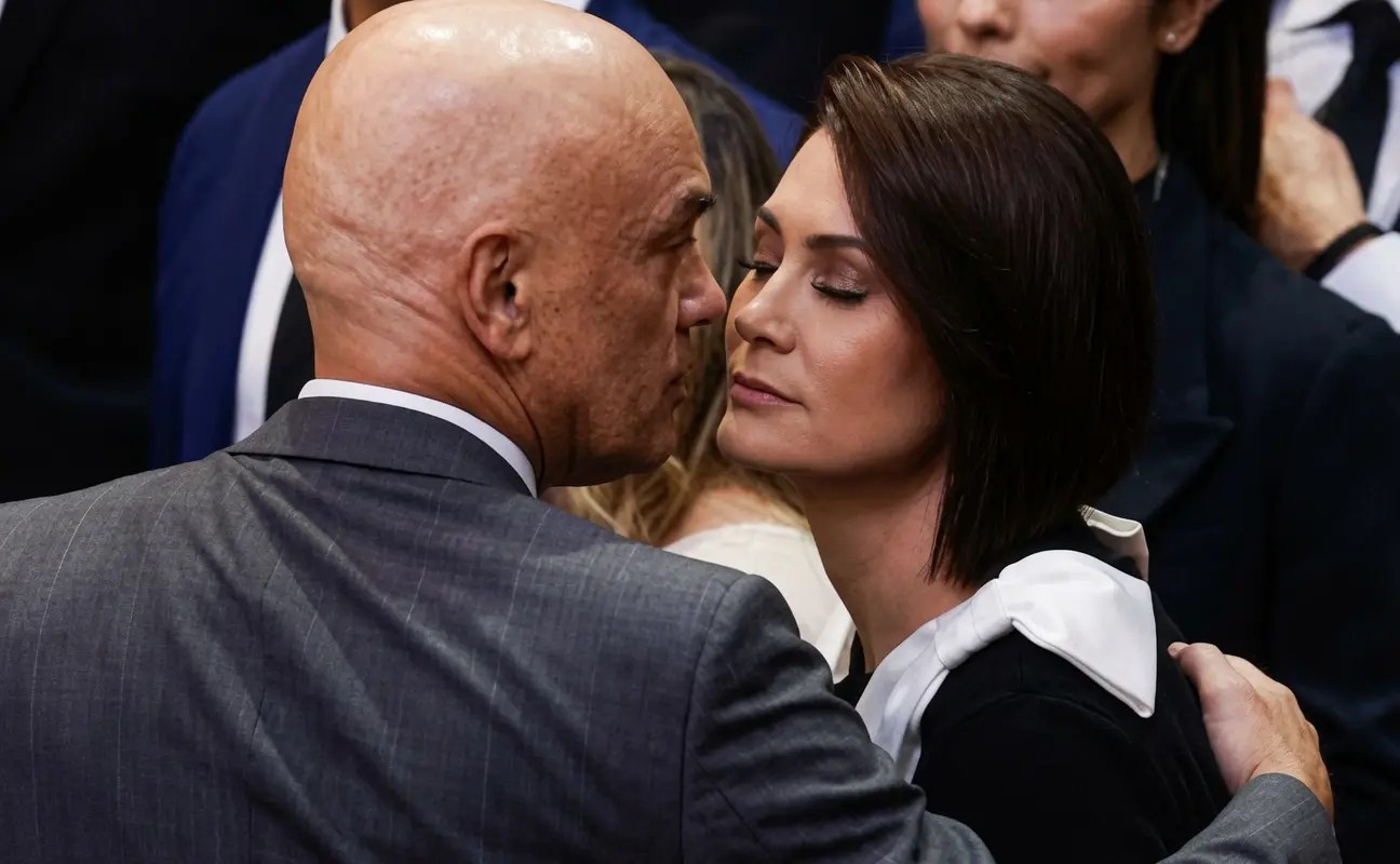 Suposto diálogo de Michelle Bolsonaro com Moraes gera clima de desconfiança
