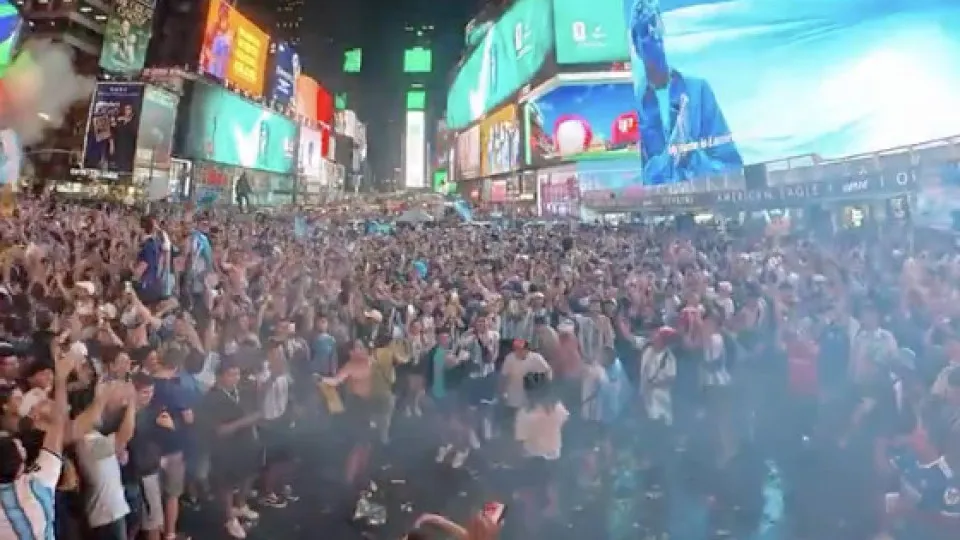 Torcedores da Argentina causam ‘loucura’ na Times Square noite dentro