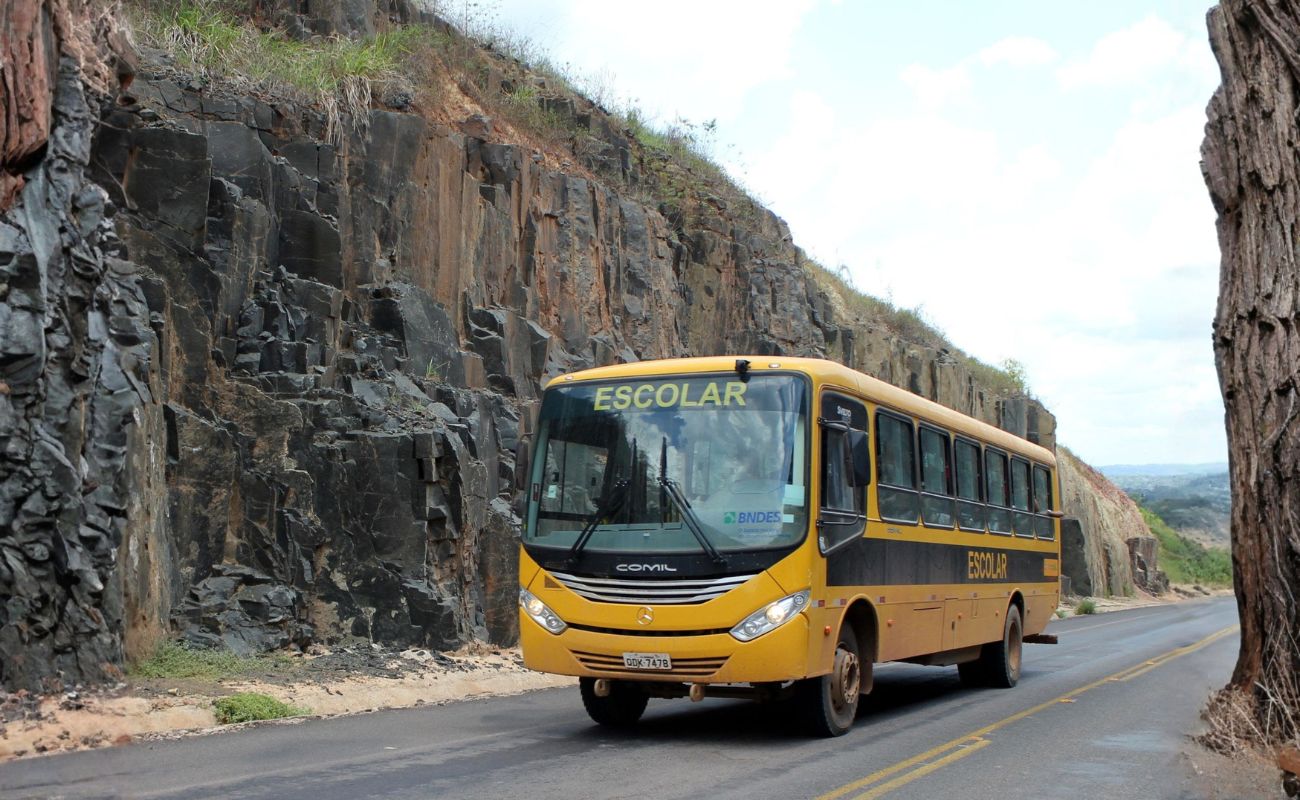 Vídeo com denúncia de uso de ônibus escolar em evento político na Bahia